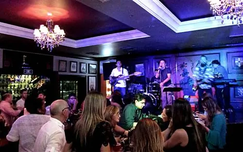 Живая музыка - это то, что нужно в The Black Pub.