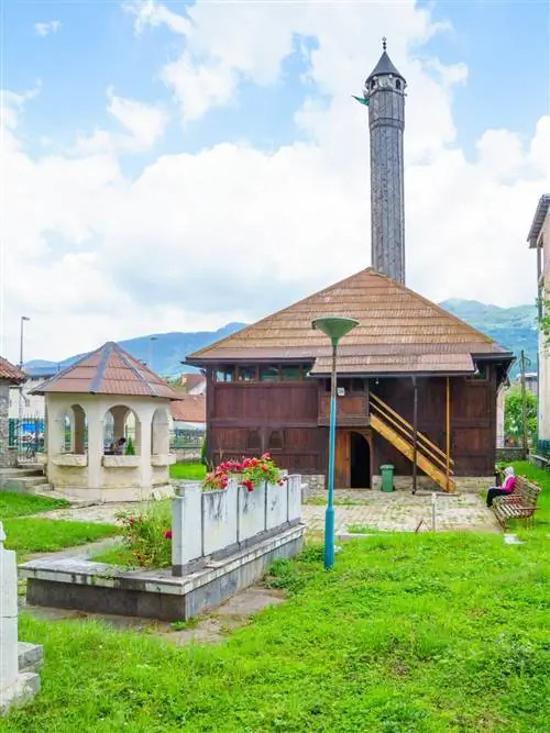 Деревянная мечеть визиря в Гусинье