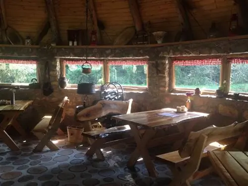 Ресторан Dubirog Perović с видом на пруд с форелью