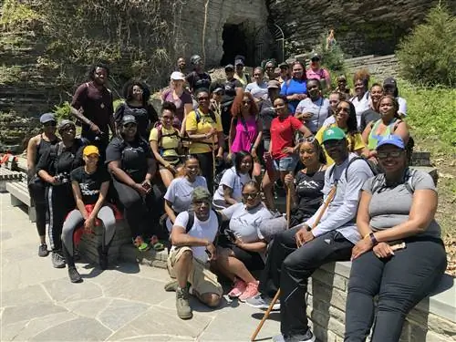 Группа чернокожих туристов позирует перед камерой в рамках похода Black Girls Hike Buffalo.