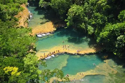 С видом на бассейны Semuc Champey, Гватемала