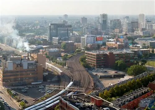 Поезда на железнодорожных путях в Вулф-Пойнт, ведущих к Юнион-Стейшн, Чикаго, Иллинойс, США