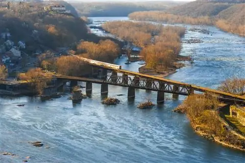Харперс Ферри. Поезд Amtrak 29, Cap, Capitol Limited, идущий в западном направлении, у железнодорожного моста Потомак, ждет входа на станцию Harper's Ferry.