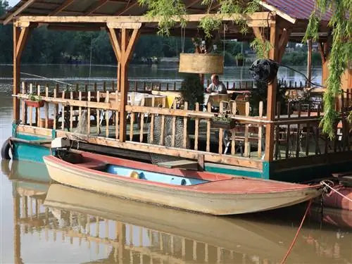 Традиционный ресторан на берегу реки в Воеводине