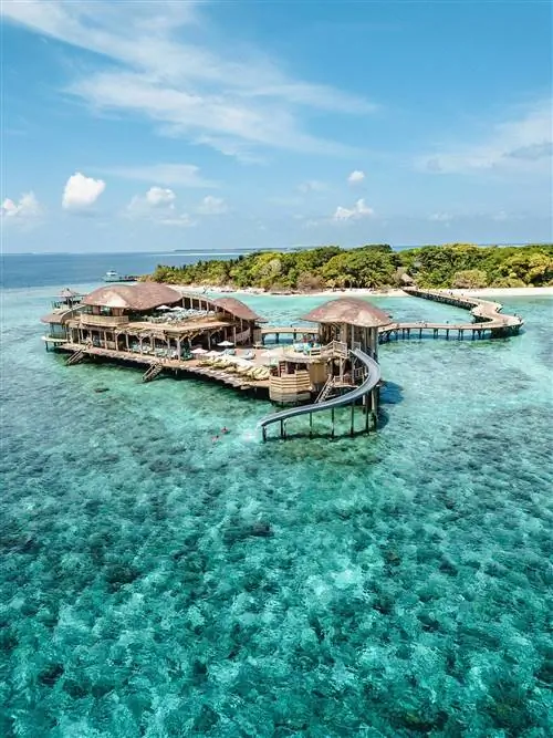 Вид с воздуха на курорт Soneva Fushi на Мальдивах
