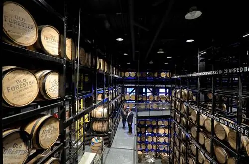 Бочки из-под бурбона сложены на заводе Old Forester Distilling Co в Виски-Роу, Луисвилл.