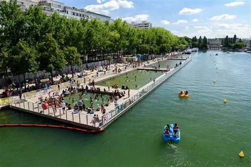 Многолюдный день открытия бассейнов на le Bassin de la Villette (Канал де л'Урк).