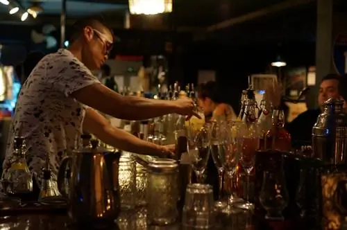 Отмеченные наградами коктейли Southside Parlor в процессе приготовления