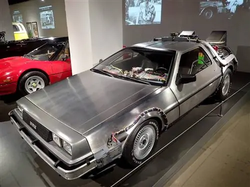 Прославленный Марти и Доком, Delorean - один из многих известных автомобилей в Автомобильном музее Петерсена.
