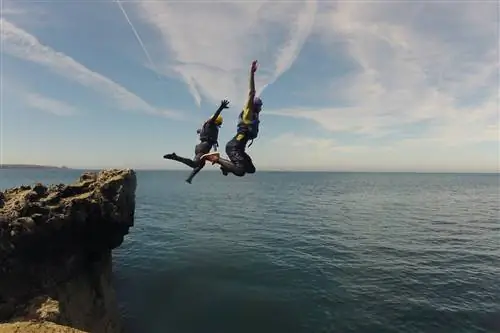 Coasteering поощряет тесное взаимодействие с морем и берегом, а также большие прыжки.
