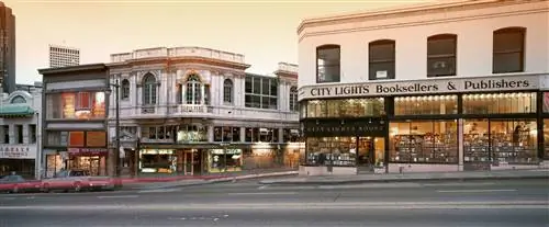 США Калифорния Книжный магазин City Lights в Сан-Франциско. Изображение снято в 2014 году. Точная дата неизвестна.