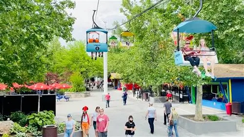 Люди катаются на Sky Ride в Lagoon Park