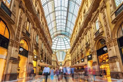 Люди ходят под крытой аркадой в Galleria Vittorio Emanuele II в Милане, Италия, Европа Люди ходят под крытой аркадой в Galleria Vittorio Emanuele II в Милане, Италия, Европа