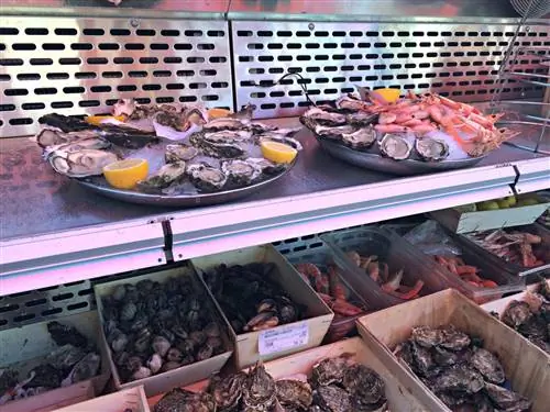 Блюда с морепродуктами выстроились в очередь в ресторане Brasseries Georges в Брюсселе.