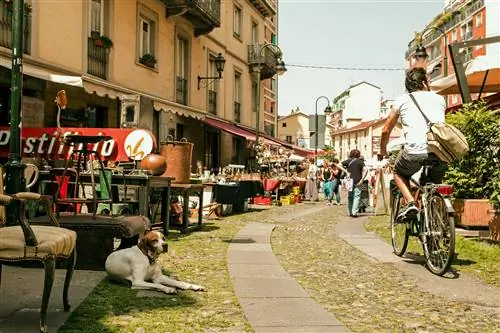 Сцена блошиного рынка Балон в Турине