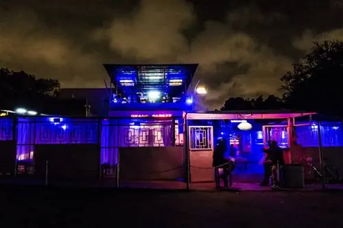 Выберите один из трех баров в Rockstone's Office: Django Bar, Grand Papazz или недавно открывшийся AfTaWeRk на крыше.