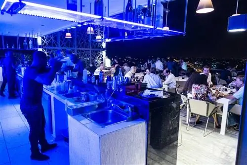 Выпейте и пообедайте с видом на SkyBar25