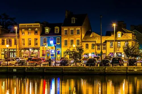 Магазины и рестораны вдоль гавани ночью в Феллс-Пойнт, Балтимор, Мэриленд, США