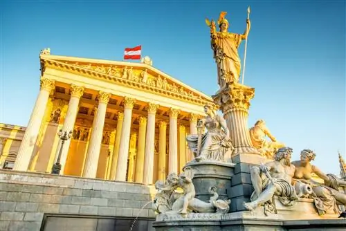 Здание австрийского парламента на рассвете