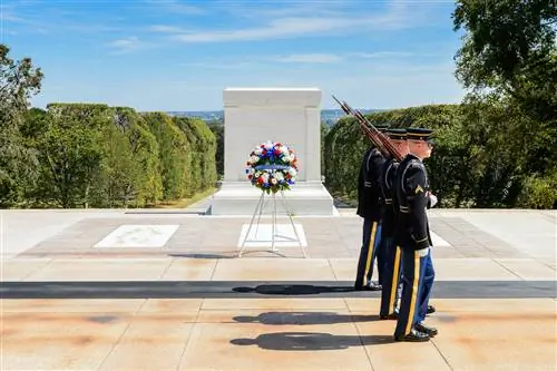 Смена караула у могилы Неизвестного солдата на Арлингтонском национальном кладбище