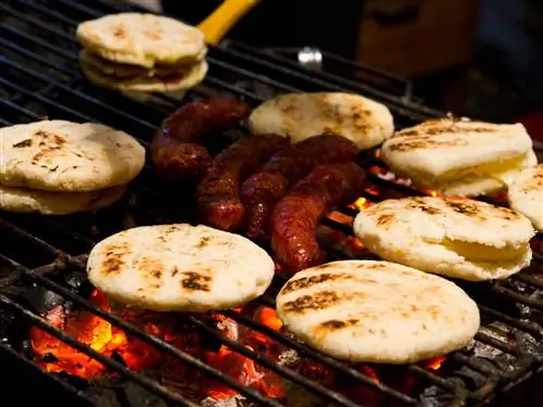 Arepas con chorizo, идеальная вечерняя закуска в Боготе