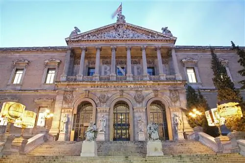 Вход в Biblioteca Nacional, Мадрид в сумерках