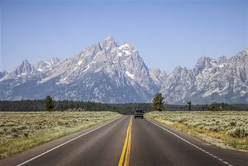 Летние виды на шоссе во время поездки по национальному парку Гранд-Титон, округ Тетон, Вайоминг.