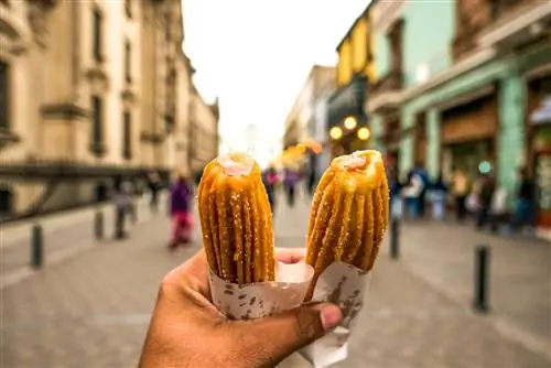 Чуррос в Лиме, Перу, перед уличной сценой