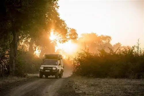 Land Cruiser едет по кустарниковым тропам в национальный парк Южная Луангва, Замбия.