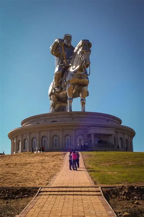 Серебряная статуя Чингисхана высотой 40 метров недалеко от Налайха.