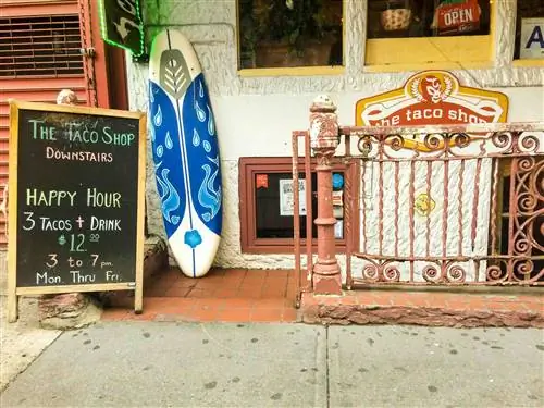 Скромный вход в The Taco Shop в Бруклине.