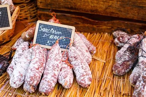 Saucissons для продажи на рынке Арля. Изображение