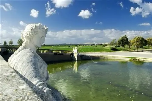 Статуя в фонтане в парке Борели, с горизонтом Марселя, видимым за зеленой лужайкой, Марсель, Буш-дю-Рон, Франция.