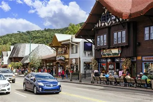 Люди, идущие по главной улице в центре Гатлинбурга, Теннесси, США