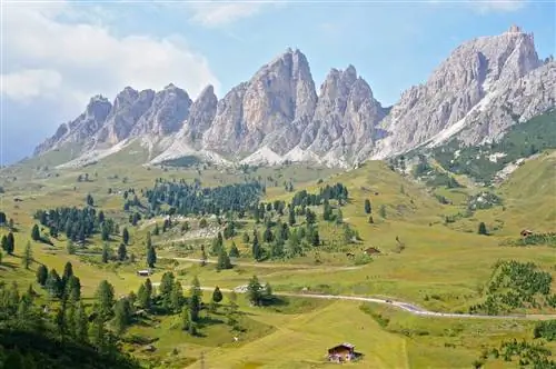 С Via Ferrata Tridentina открывается потрясающий вид на долину Альта-Бадия внизу.
