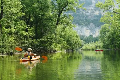 Каякеры и каноисты на национальной реке Баффало в Арканзасе, вид из кемпинга Steel Creek.