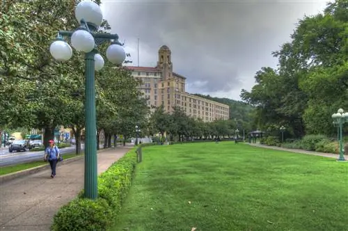 Люди идут по Центральной авеню в национальном парке Хот-Спрингс