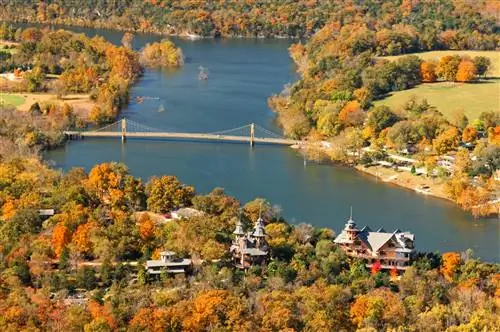 Вид с воздуха на Эврика-Спрингс, штат Арканзас, осенью с яркой листвой.