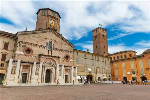 Реджо-Эмилия, Италия: Центральная площадь Реджо-Эмилия (Камилло Прамполини) Старая средневековая архитектура в исторической части города