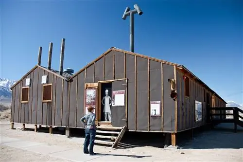Женщина читает о столовой Блока 14 в Manzanar Nat. Историческое место, лагерь, в котором американцы японского происхождения были интернированы во время Второй мировой войны в Калифорнии.