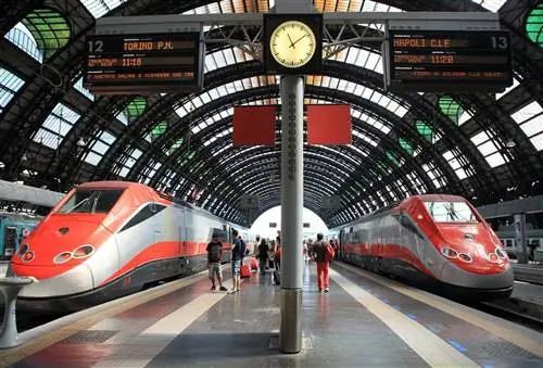 Два поезда Frecciarossa ожидают отправления на красивом миланском вокзале Stazione Centrale.