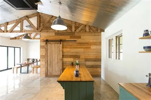 На фото кухня дома с деревянными вставками и панелями