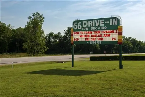 Рекламный щит 66 Drive-in по историческому маршруту 66 в городе Карфаген.