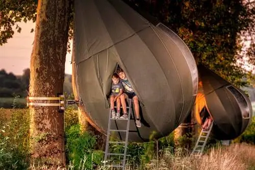 Лагерь в этих невероятных подвесных каплевидных палатках в Бельгии