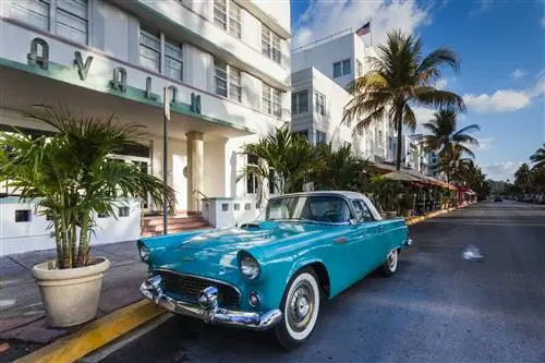 США, Майами-Бич, Саут-Бич, Оушен-Драйв, отель Avalon и автомобиль Thunderbird 1957 года.