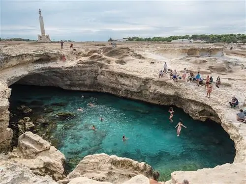 Люди прыгают в Грот делла Поэзия