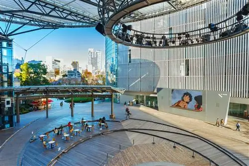 Вид на здание TV Asahi через открытый центральный двор комплекса Roppongi Hills в Токио.