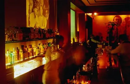 Бармены, работающие в Reingold Bar, Митте