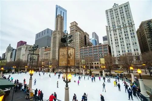 Люди катаются на коньках в McCormick Tribune Plaza в Чикаго