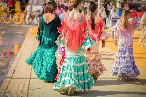 Женщины в традиционных костюмах на Севильской ярмарке (Feria de abril de Sevilla).